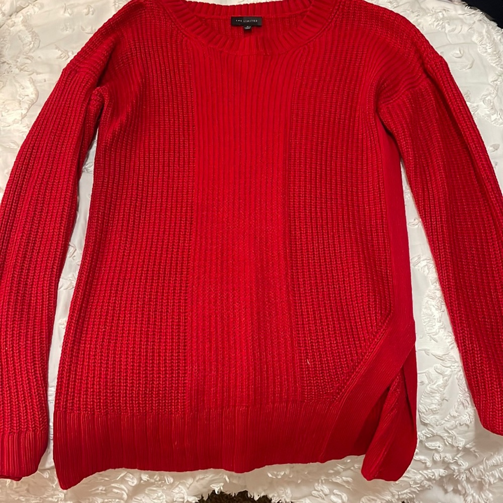 The limited red sweater with slit at the bottom